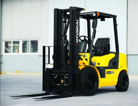 Дизельный вилочный погрузчик HYUNDAI 30DT-7